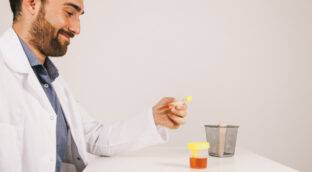 Qué nos dice el color de la orina y cuándo debemos considerar que es anormal