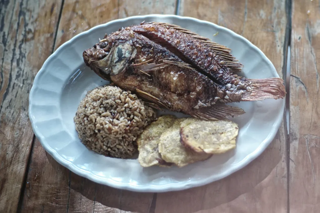 Los tostones sirven como guarnición en platos de pescado: Kike Calvo (EP)