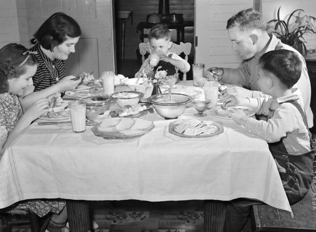 Familia comiendo. 
Europa Press