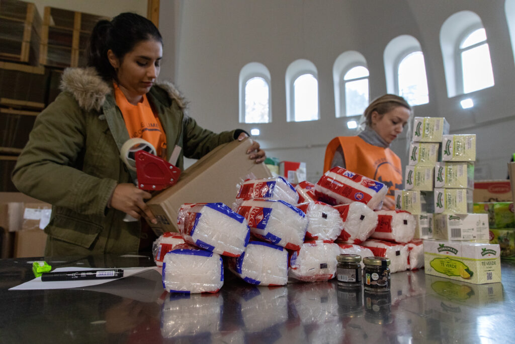 Voluntarios durante la recogida de alimentos organizada por la Federación Española de Bancos de Alimentos en el colegio San Fernando, Madrid. 
Rafael Bastante, Europa Press