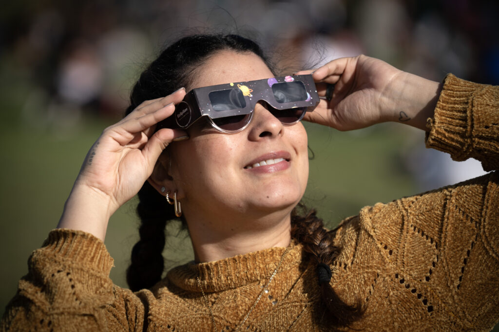 Viendo un eclipse. Martin Zabala, Europa Press