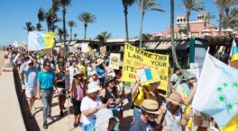 Unas 10.000 personas se manifiestan en Canarias en contra del turismo masivo