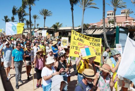 Unas 10.000 personas se manifiestan en Canarias en contra del turismo masivo