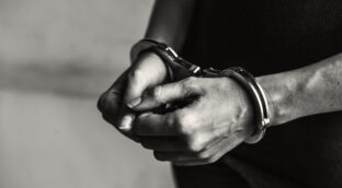 Chip cerebral para reclusos: una prisión dentro de la cabeza