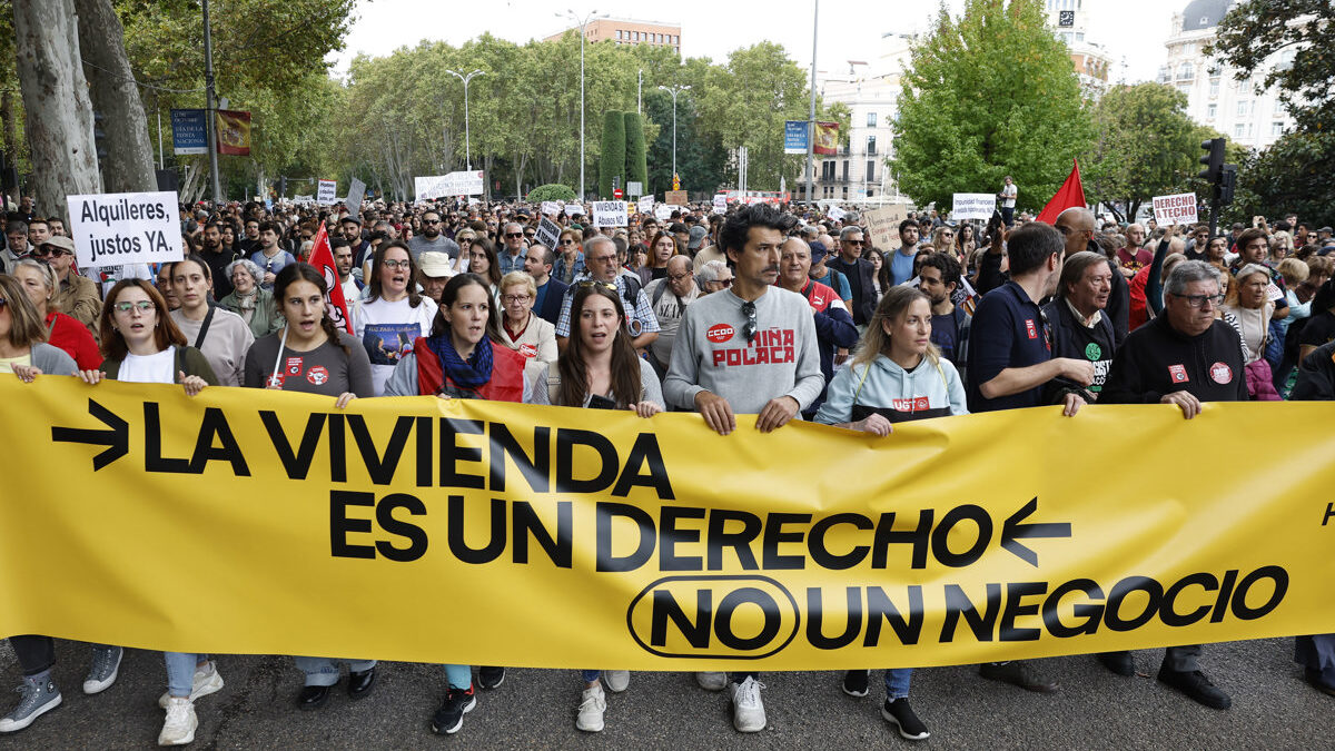 Los inquilinos se manifiestan contra la ministra Rodríguez: «Que se vaya a una de sus casas»