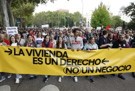 Los inquilinos se manifiestan contra la ministra Rodríguez: «Que se vaya a una de sus casas»