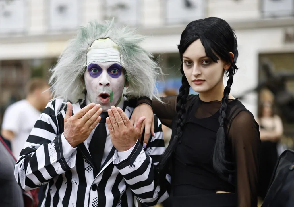 Disfraces de Beetlejuice y Miércoles Adams. (Fuente: EFE)