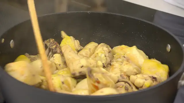 Uno de los pasos de la receta del pollo en pepitoria. 
Antena 3