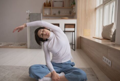 La rutina de estiramientos que debes hacer cada mañana para que no te duela la espalda