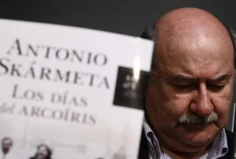 Muere el escritor chileno Antonio Skármeta, autor de 'Ardiente paciencia' y Premio Planeta