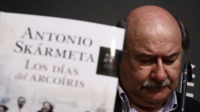 Muere el escritor chileno Antonio Skármeta, autor de 'Ardiente paciencia' y Premio Planeta