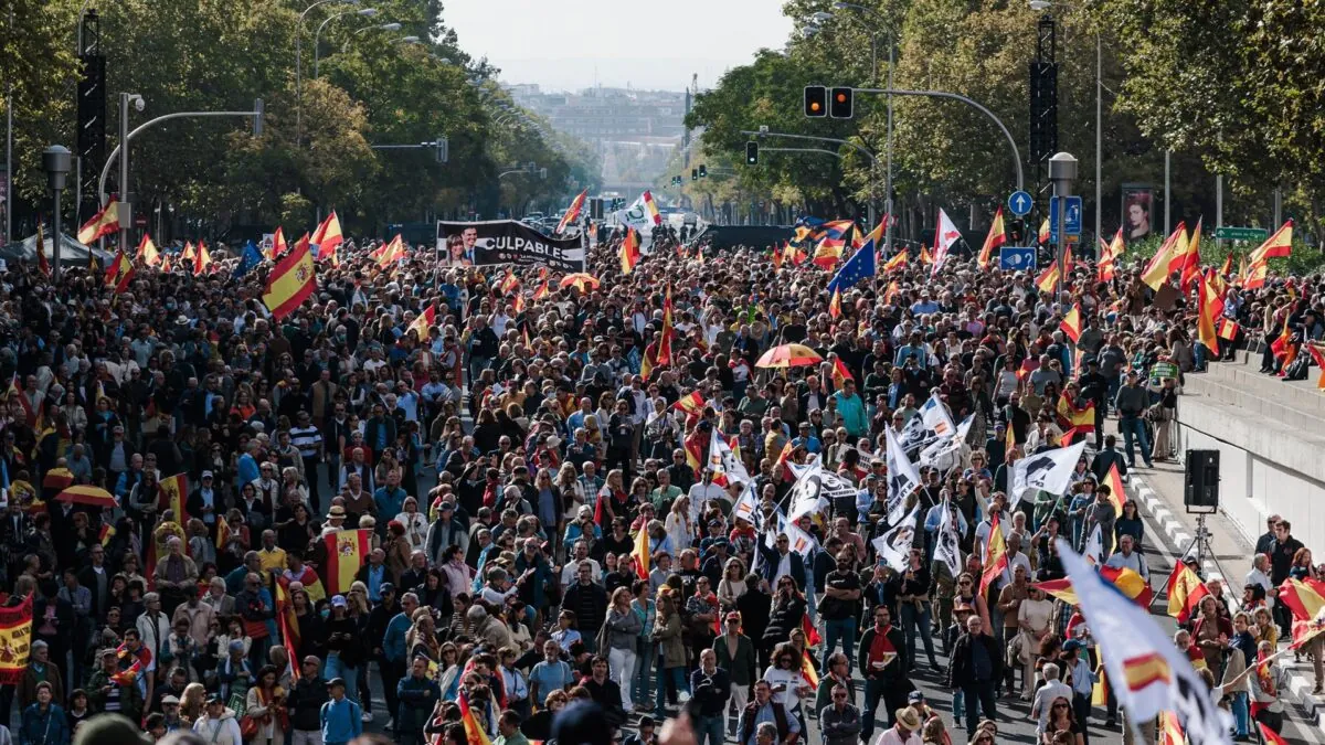 Decenas de miles de manifestantes piden elecciones en Madrid: «Sánchez dimisión»