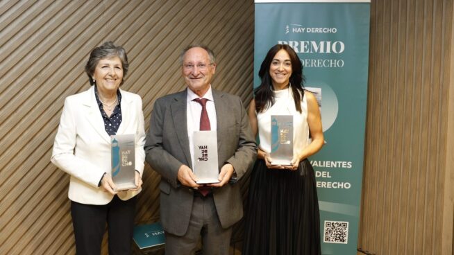 Societat Civil Catalana y la abogada Celia Carbonell reciben el Premio Hay Derecho