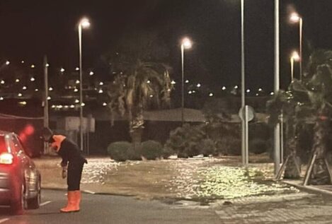 Una fuerte granizada anega carreteras y daña cientos de vehículos en El Ejido (Almería)