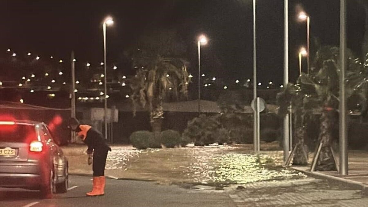 Una fuerte granizada anega carreteras y daña cientos de vehículos en El Ejido (Almería)