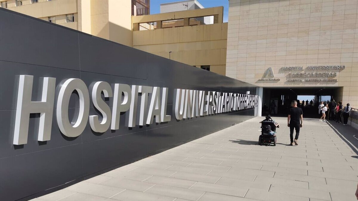 Hospitalizado un hombre de 41 años tras una dura colisión entre dos turismos en Almería