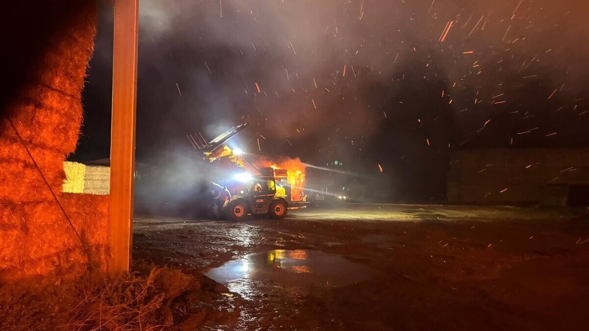 Los bomberos combaten el incendio de unas 10.000 pacas de paja en Almuniente (Huesca)