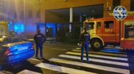 Un incendio en un aparcamiento en Sevilla deja cuatro coches y dos motos calcinadas