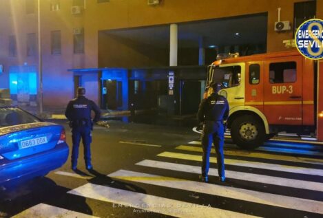 Un incendio en un aparcamiento en Sevilla deja cuatro coches y dos motos calcinadas