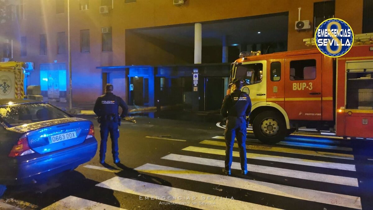 Un incendio en un aparcamiento en Sevilla deja cuatro coches y dos motos calcinadas