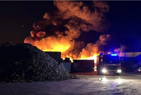 Un incendio quema 1.000 m2 de plásticos en Arganda del Rey (Madrid)