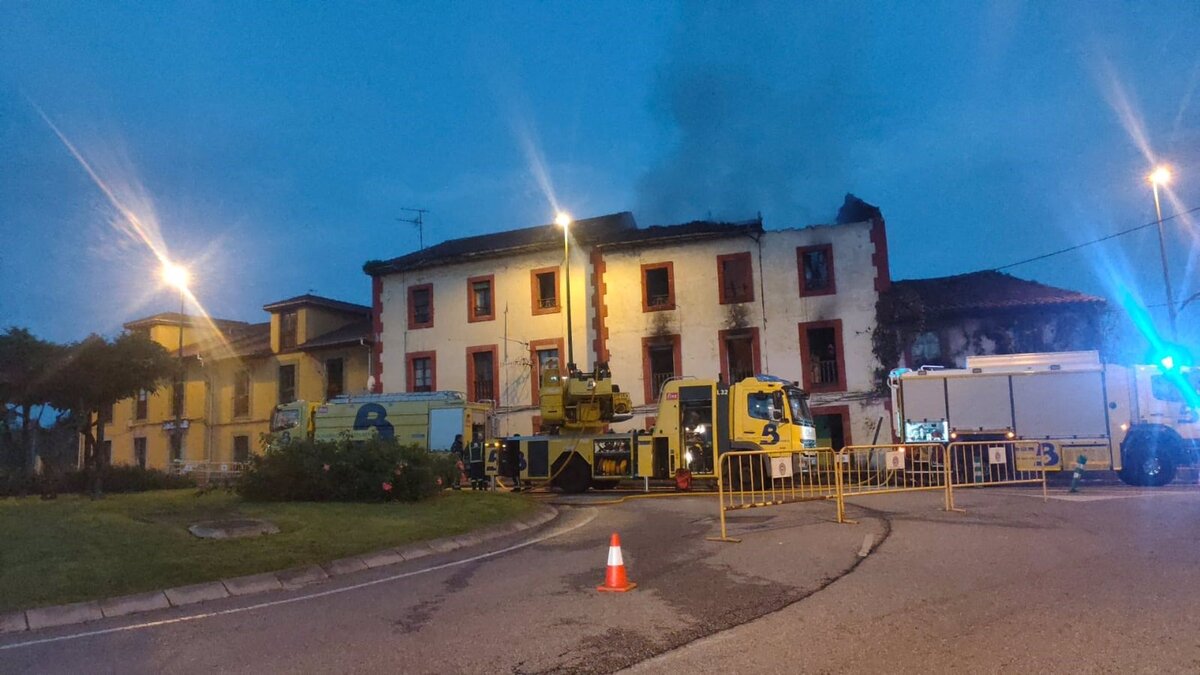 Los bomberos logran controlar el incendio en una vivienda abandonada en Avilés (Asturias)