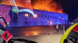 Un incendio destruye una nave industrial en una fábrica de hiladuras en Bañeres (Alicante)