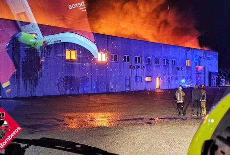 Un incendio destruye una nave industrial en una fábrica de hiladuras en Bañeres (Alicante)