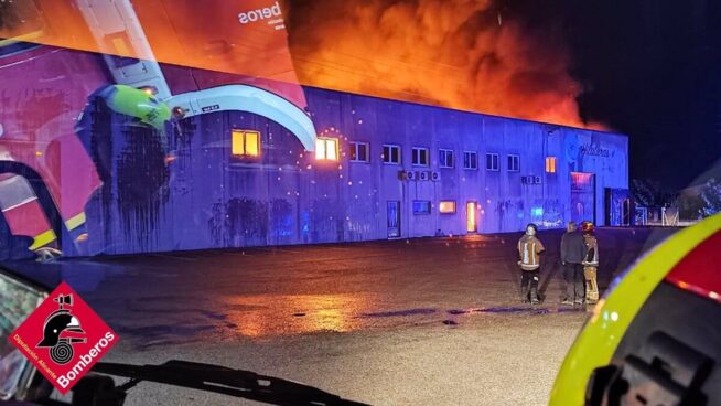 Un incendio destruye una nave industrial en una fábrica de hiladuras en Bañeres (Alicante)