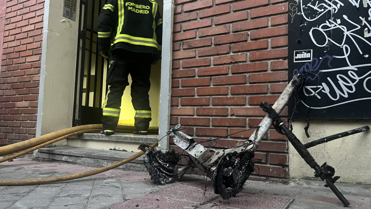 El incendio de un patinete eléctrico en una vivienda provoca 17 heridos leves en Madrid