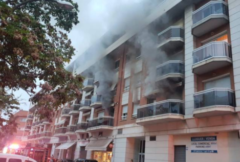 Un incendio arrasa un bloque de pisos en Reus (Tarragona): los bomberos rescatan a 11 vecinos