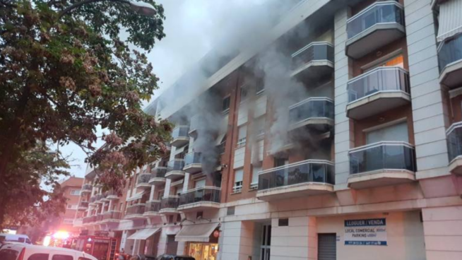 Un incendio arrasa un bloque de pisos en Reus (Tarragona): los bomberos rescatan a 11 vecinos