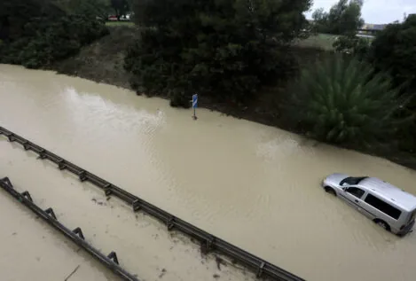 Rescatadas diez personas tras inundarse su vivienda en Cádiz a causa del temporal