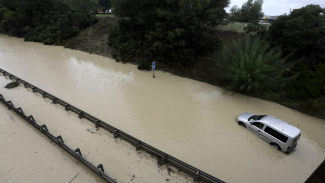 Rescatadas diez personas tras inundarse su vivienda en Cádiz a causa del temporal