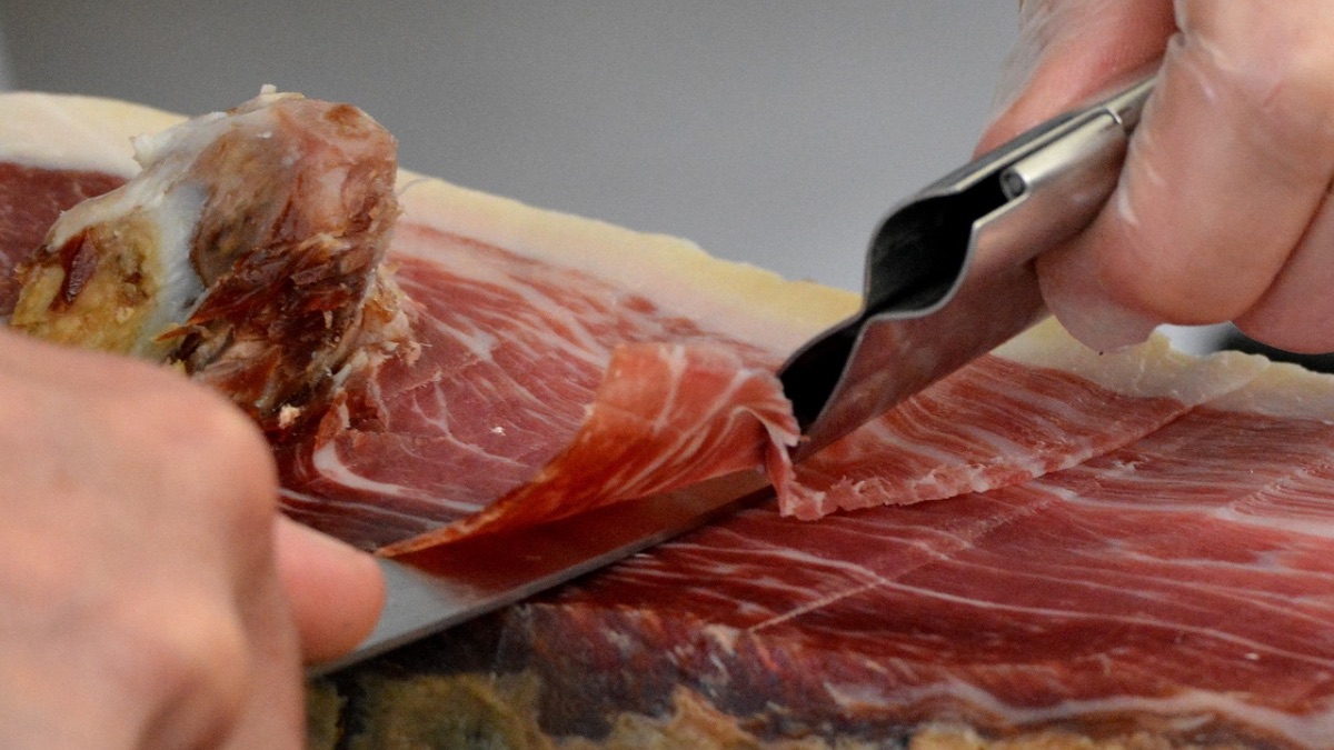 ¿Por qué le salen puntitos blancos al jamón?