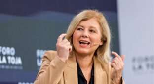 El dardo de la vicepresidenta de la Comisión a Sánchez: «Necesitamos prensa independiente»