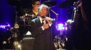 Sorpresa entre los diplomáticos por investigar al cónsul que dio visados a Julio Iglesias