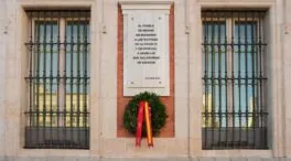 Una corona de laurel homenajea a las víctimas del covid en la Real Casa de Correos de Madrid