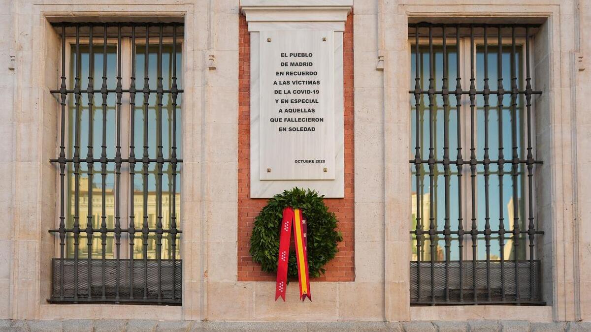 Una corona de laurel homenajea a las víctimas del covid en la Real Casa de Correos de Madrid