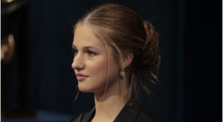 Leonor, en los Princesa de Asturias con su look más maduro: moño desenfadado y esmoquin