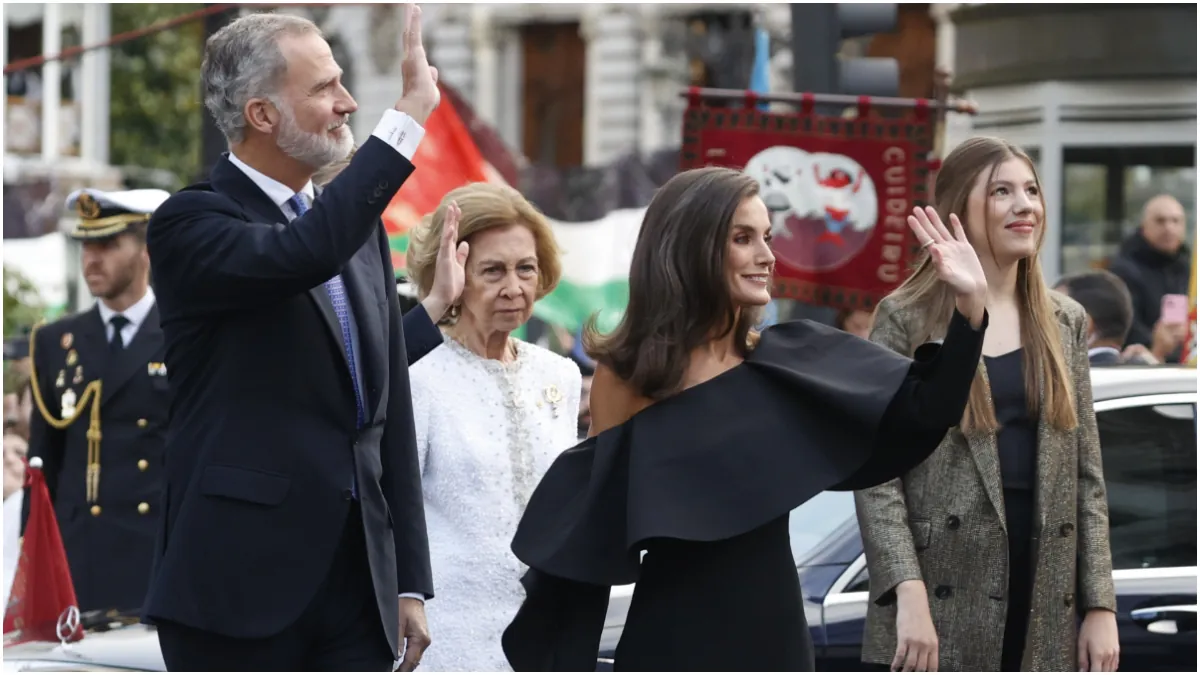 Letizia arriesga con su look y Sofía apuesta por un básico en los Princesa de Asturias