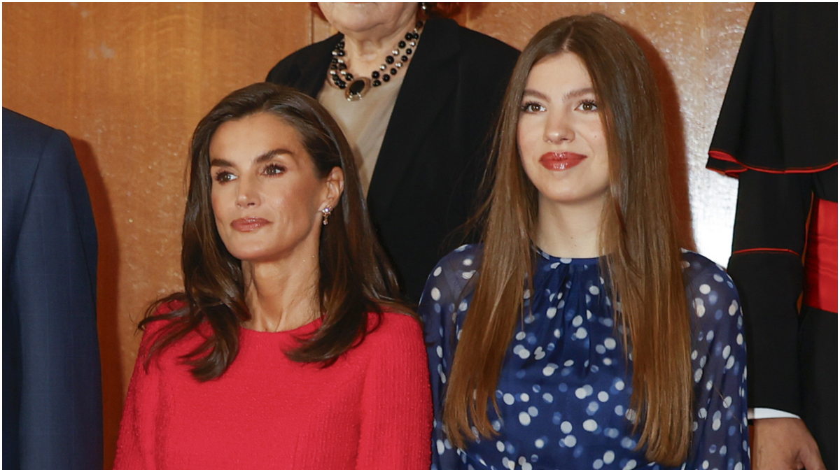 Sofía elige un fondo de armario en su segundo día en Oviedo y Letizia se combina con Leonor