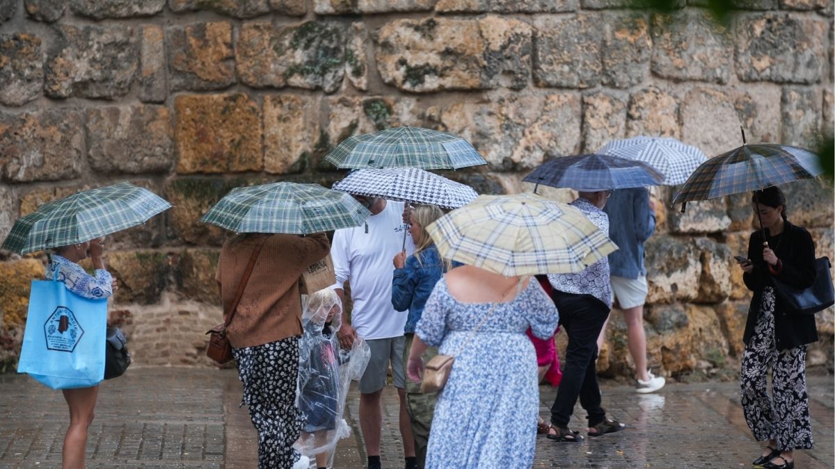 Frentes atlánticos dejan avisos por lluvia en el norte peninsular, pero Murcia llegará a los 33 °C