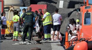 Choque por los menores inmigrantes en Canarias: «No cumplen ni el Gobierno ni el PP»