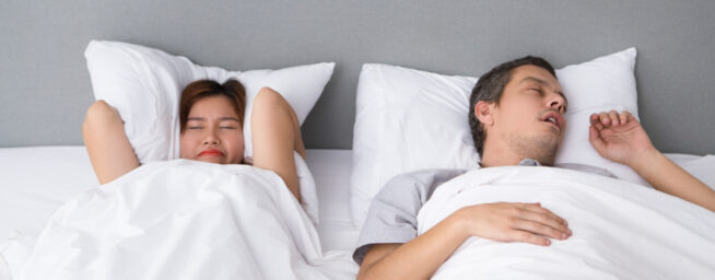 Cómo dormir mejor en pareja: el método escandinavo para descansar en invierno