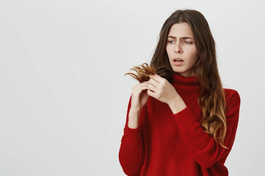 La contaminación es perjudicial para la salud del cabello. (Fuente: Freepik/cookie_studio)