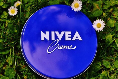 Este es el sencillo truco de la crema Nivea para reducir la papada