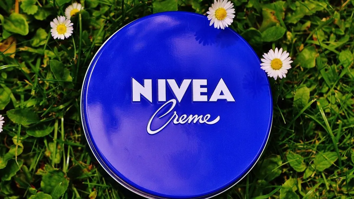 Este es el sencillo truco de la crema Nivea para reducir la papada