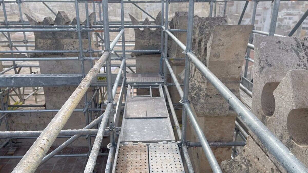 La restauración de veinte almenas de la torre de la Lonja de Valencia avanza a «buen ritmo»