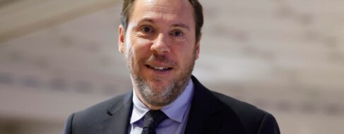 Puente se niega a publicar el inventario del sótano que almacena las mascarillas de Ábalos